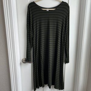 Old Navy Long Sleeve Jersey Knit Swing Dress | Size: XXL | Color: Olive/black